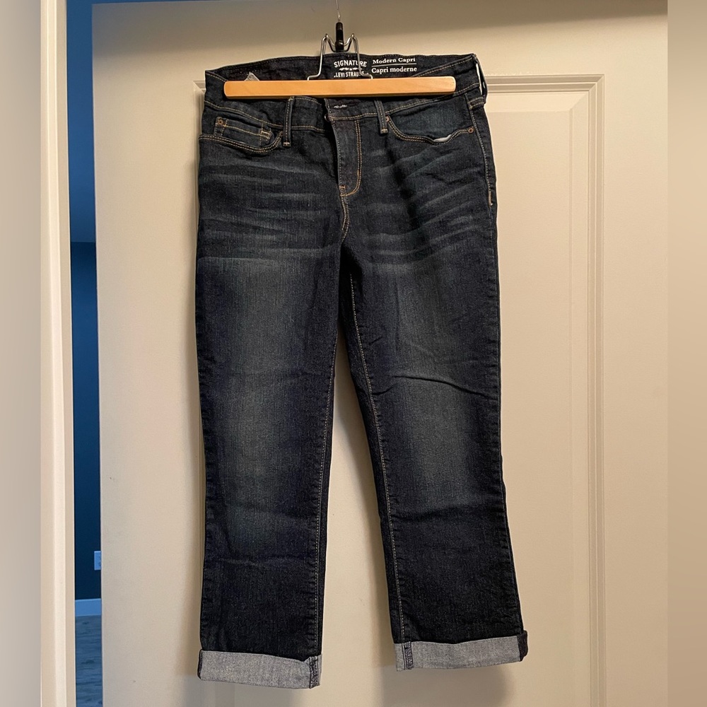 Levis capris